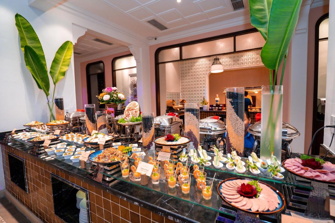 Allegro Hoi An . A Little Luxury Hotel & Spa Экстерьер фото A buffet at a hotel