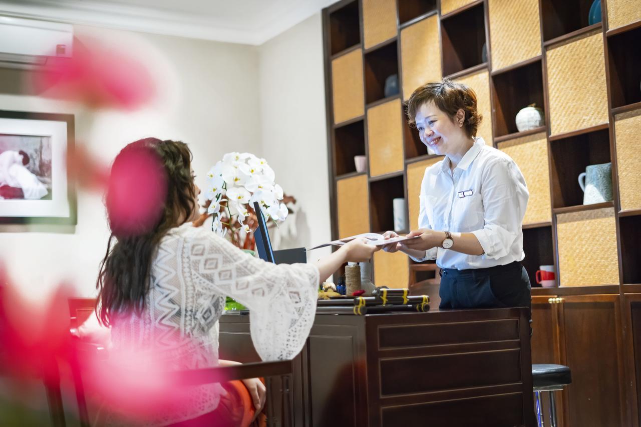 Allegro Hoi An . A Little Luxury Hotel & Spa Экстерьер фото A guest checking in at the hotel
